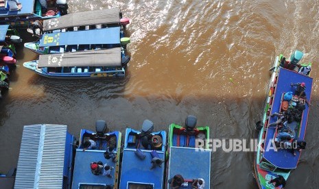 Sejumlah pemudik meletakkan barangnya yang akan diikat di atap kapal perahu motor kayu. (ilustrasi)