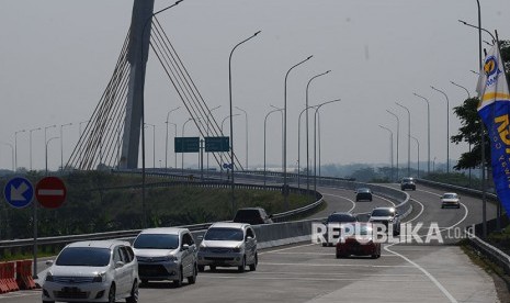 Sejumlah pemudik melintasi ruas tol Salatiga-Solo di Gerbang Tol Ngempak, Boyolali, Jawa Tengah.