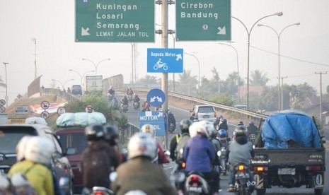 Sejumlah pemudik memadati jalan raya sebelum pintu tol Kanci, Cirebon, Jawa Barat, Rabu (15/8). Pemudik mulai ramai dan memadati jalan pada H-4 lebaran.