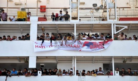   Sejumlah pemudik memadati KM Dobonsolo yang akan diberangkatkan ke Semarang dari Pelabuhan Tanjung Priok, Jakarta, Sabtu (3/8).   (Republika/Prayogi)