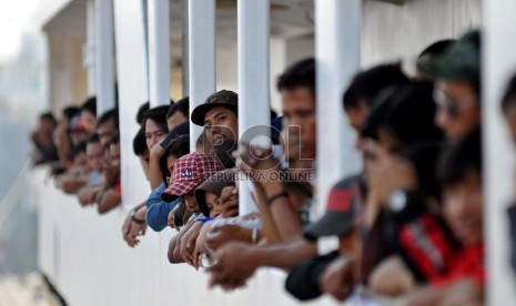   Sejumlah pemudik memadati KM Dobonsolo yang akan diberangkatkan ke Semarang dari Pelabuhan Tanjung Priok, Jakarta, Sabtu (3/8).   (Republika/Prayogi)