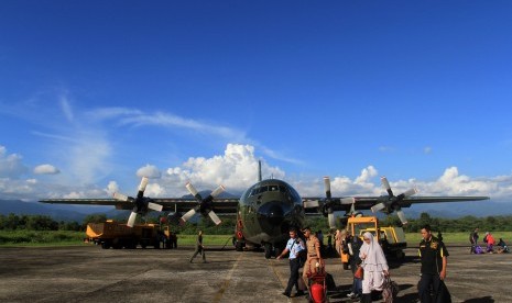 Sejumlah pemudik membawa barangnya setelah turun dari pesawat Hercules TNI AU di lapangan Udara Sultan Syharir, Padang, Sumatera Barat, Kamis (22/6). 