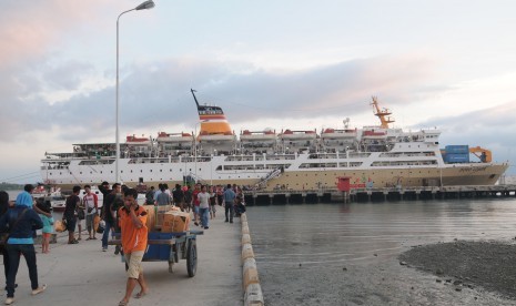 Sejumlah pemudik menaiki KM Dorolonda yang akan berlayar ke Balikpapan dan Surabaya di Pelabuhan Pantoloan Palu, Sulawesi Tengah, Rabu (8/7).