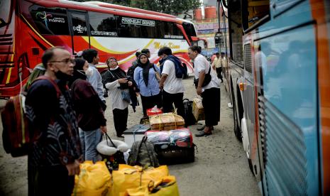 Sejumlah pemudik mengaku memilih mudik lebih awal selain menghindari kepadatan lalu lintas juga mengantisipasi adanya kenaikan harga tiket bus pada arus mudik Ramadhan 1443 Hijriah.