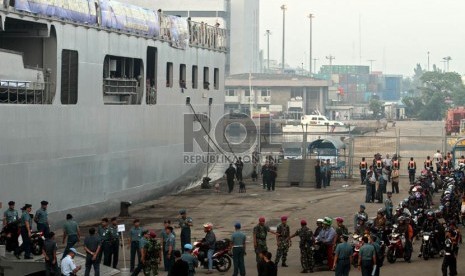 Sejumlah pemudik mengantre masuk KRI Banda Aceh di Pelabuhan Nusantara Pura, Tanjung Priok, Jakarta, Ahad (4/8).   (Republika/Adhi Wicaksono)