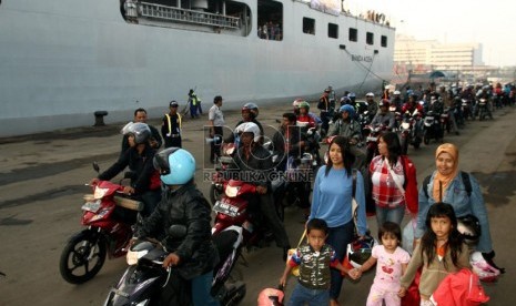 Sejumlah pemudik mengantre masuk KRI Banda Aceh di Pelabuhan Nusantara Pura, Tanjung Priok, Jakarta, Ahad (4/8).   (Republika/Adhi Wicaksono)