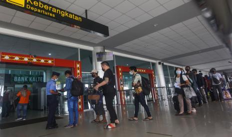 Sejumlah pemudik mengantre pemeriksaan dokumen di pintu keberangkatan Bandara Tjilik Riwut, Palangka Raya,Kalimantan Tengah (ilustrasi)