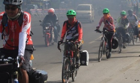 Sejumlah pemudik menggunakan sepeda melintas di jalur pantura Lohbener, Indramayu, Jawa Barat, Minggu (12/7). Beragam cara dilakukan para pemudik untuk bisa kembali ke kampung halaman, salah satunya dengan menggunakan sepeda. 