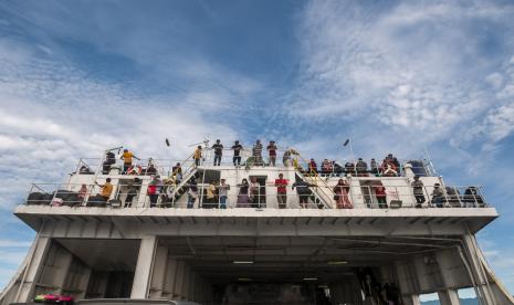 Sejumlah pemudik menikmati pemandangan laut dari kapal KMP Nusa Jaya di Perairan Selat Sunda. PT ASDP Indonesia Ferry (Persero) resmi menerapkan pembayaran tiket ferry non-tunai atau cashless di Pelabuhan Jepara dan Karimun Jawa di Jawa Tengah, sejak kemarin (26/5/2022).