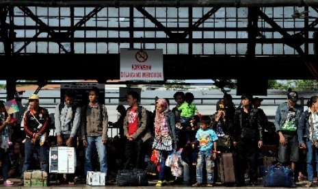 Sejumlah pemudik menungu datangnya rangkaian kereta di Stasiun Pasar Senen, Jakarta, Rabu (15/8).