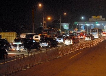 Sejumlah pemudik mulai memadati pelabuhan Merak, Banten, Jumat (26/8).