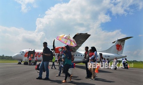 Sejumlah pemudik pesawat tiba di Bandara Komersil Lanud Wiriadinata, Cibeurem, Kota Tasikmalaya, Jawa Barat. Harga tiket pesawat memberikan andil terhadap inflasi Desember.