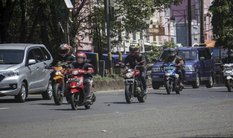 Sejumlah pemudik sepeda motor melintas di jalur Pantura Pekalongan, Jawa Tengah, Selasa (11/5/2021). Meskipun sudah dilakukan penyekatan pemudik di Jakarta, sejumlah pemudik sepeda motor yang didominasi nomor polisi Plat B mulai melintas di jalur pantura Pekalongan pada H-2 jelang Hari Raya Idul Fitri 1442 H, dengan pantauan arus lalu lintas ramai dan lancar.