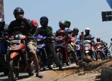 Sejumlah pemudik sepeda motor melintasi Jalan Raya Nagreg, Kabupaten Bandung, Jawa Barat.