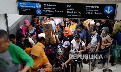  Arus balik lebaran sudah terlihat dengan ramainya Stasiun Senen, Jakarta, Jumat (8/7), oleh pemudik yang kenbali dari kampung halaman. (Republika/Yasin Habibi)