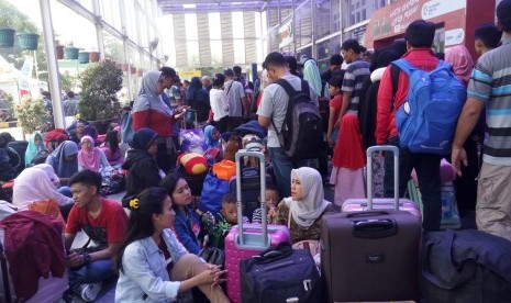 Sejumlah pemudik tengah menunggu keberangkatan di Stasiun Kereta Api Pasar Senen, Jakarta, Rabu (13/6).