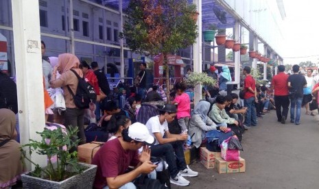 Sejumlah pemudik tengah menunggu keberangkatan di Stasiun Kereta Api Pasar Senen, Jakarta, Rabu (13/6).