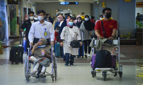 Sejumlah pemudik tiba di terminal kedatangan Bandara Internasional Minangkabau (BIM), Padangpariaman, Sumatera Barat, Sabtu (30/4/2022). PT Angkasa Pura II BIM memprediksi puncak arus mudik jalur udara yang tiba di bandara tersebut terjadi pada Sabtu (30/4/2022), dengan jumlah 8 persen dari total 160 ribu pemudik udara tahun ini di Indonesia.