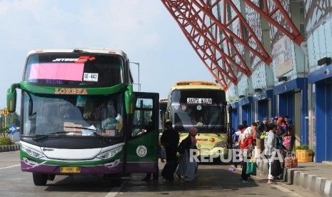  Sejumlah pemudik tiba di Terminal Pulo Gebang, Jakarta, Sabtu (1/7).