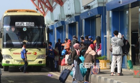  Sejumlah pemudik tiba di Terminal Pulo Gebang, Jakarta, Sabtu (1/7).