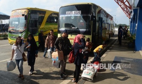  Sejumlah pemudik tiba di Terminal Pulo Gebang, Jakarta, Sabtu (1/7).