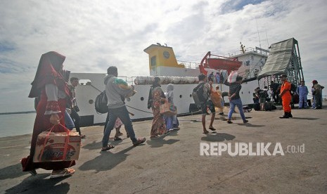 Sejumlah pemudik tujuan Masalembo berjalan menuju kapal KM Sabuk Nusantara 56 di Pelabuhan Tanjung Perak, Surabaya, Jawa Timur, Kamis (21/6).