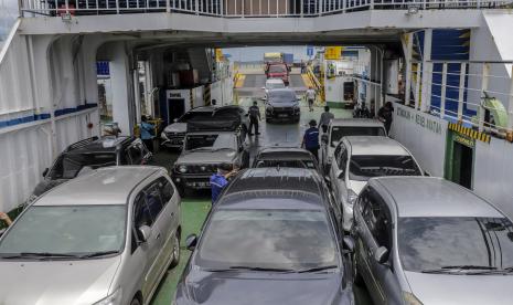 Sejumlah pemudik turun dari kapal Swarna Bengawan di Pelabuhan ASDP Telaga Punggur, Batam, Kepulauan Riau, Selasa (4/5/2021). PT ASDP Indonesia Ferry (Persero) mencatat peningkatan jumlah penumpang di Toba dan Batam selama masa libur Natal dan Tahun Baru atau 17 Desember 2021 hingga 4 Januari 2022. 