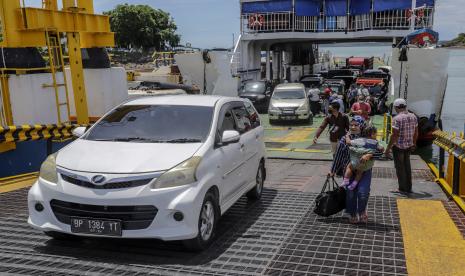 Sejumlah pemudik turun dari kapal Swarna Bengawan di Pelabuhan ASDP Telaga Punggur, Batam, Kepulauan Riau, Selasa (4/5/2021). H-2 jelang masa larangan mudik pada 6-17 Mei 2021, arus kendaraan di pelabuhan tersebut terpantau ramai pemudik dari luar dan dalam provinsi Kepulauan Riau.