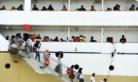 Sejumlah pemudik turun dari KM Lambelu saat tiba di Pelabuhan Sukarno-Hatta Makassar, Sulawesi Selatan, Kamis (30/5).