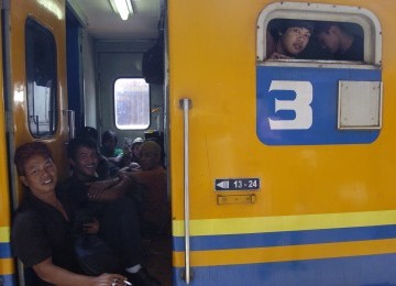 Sejumlah pemudik yang menggunakan Kereta Api (KA) Matar Remaja jurusan Jakarta - Malang terlihat duduk di gerbong toilet saat di Stasiun Senen Jakarta Ahad (21/8). Di Stasiun Senen suasana arus mudik mulai terlihat.