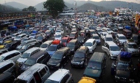   Sejumlah pemudik yang menggunakan mobil pribadi menunggu kedatangan kapal roro di Pelabuhan Merak, Banten, kamis (16/8).