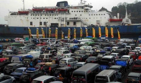  Sejumlah pemudik yang menggunakan mobil pribadi menunggu kedatangan kapal roro di Pelabuhan Merak, banten, kamis (16/8).(Agung Supriyanto/Republika)