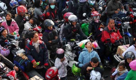   Sejumlah pemudik yang menggunakan motor menunggu kedatangan kapal roro di Pelabuhan Merak, banten, kamis (16/8).(Agung Supriyanto/Republika)