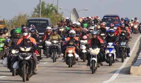 Sejumlah pemudik yang menggunakan sepeda motor melintas di jalur pantura Tegal karang, Palimanan, Cirebon, Jawa Barat, Selasa (21/7). 