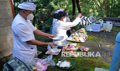 Sejumlah pemuka agama Hindu menyiapkan sesaji untuk sembahyang saat upacara Melasti di mata air Tuk Mas, Grabag, Magelang, Jawa Tengah, Rabu (2/3/2022). Upacara Melasti atau ritual penyucian alam semesta dan jiwa raga manusia pada rangkaian perayaan Hari Raya Nyepi tahun ini dilakukan hanya oleh pemuka agama Hindu akibat meningkatnya kasus COVID-19 di Magelang.