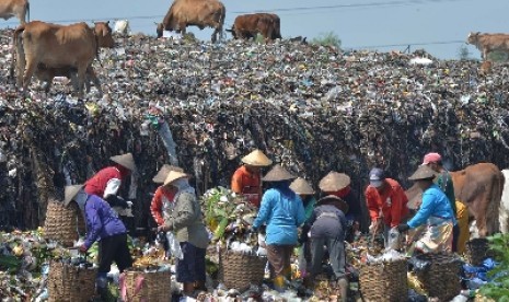   Sejumlah pemulung mencari sampah plastik di Tempat Pembuangan Akhir (TPA) Putri Cempo Solo, Rabu (25/3).