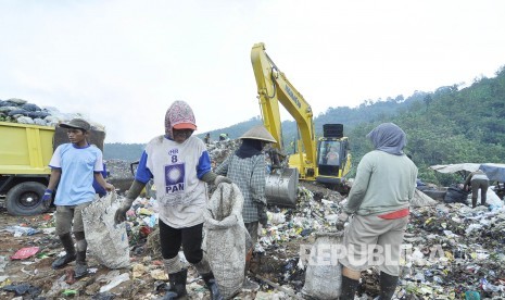 Sejumlah pemulung mencari sampah plastik  (Mahmud Muhyidin)