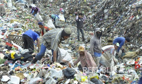 Sejumlah pemulung mencari sampah plastik 