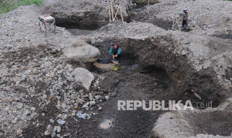 Sejumlah penambang pasir tradisional mengumpulkan pasir di kaki Gunung Merapi, Windu Sabrang, Wonolelo, Sawangan, Magelang, Jawa Tengah, Senin (19/10/2020). Hasil tambang pasir dan batu tradisional tersebut dijual dengan harga Rp150 ribu per mobil pick up.