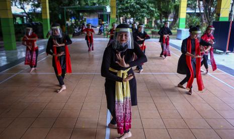 Sejumlah penari berlatih dengan menggunakan pelindung wajah di Sanggar Eschoda Management, Sukasari, Kota Tangerang, Banten.