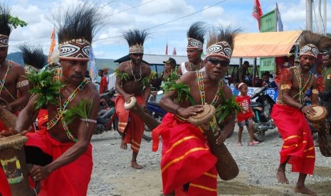 Sejumlah penari berlatih tarian adat yang akan ditampilkan dalam Festival Danau Sentani (FDS)