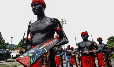 Sejumlah penari bersiap menampilkan tarian Cakalele di Bandara Sentani, Kabupaten Jayapura, Papua, Kamis (16/9). Atraksi tarian Cakalele tersebut untuk menyambut kedatangan Kontingen Maluku yang akan bertanding pada PON Papua.