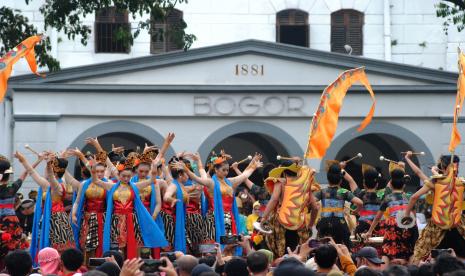 Sejumlah penari dari sanggar Edas Kota Bogor mengikuti Helaran Seni Budaya di Alun-Alun Kota Bogor, Jawa Barat, Jumat (3/6/2022). Pemerintah Kota Bogor kembali menggelar Helaran Seni Budaya dalam rangka memeriahkan Hari Jadi Bogor ke-540 pasca melandainya pandemi COVID-19. 