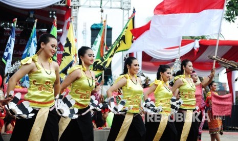 Sejumlah penari Dayak tampil dalam pembukaan Kongres Dayak Internasional 2017 di Rumah Radakng, Pontianak, Rabu (26/7).