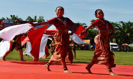 Sejumlah penari dungkrek tampil pada acara Peringatan Hari Sumpah Pemuda 2022 Jawa Timur di Alun-alun Caruban, Kabupaten Madiun, Jawa Timur, Jumat (28/10/2022). Kegiatan yang dihadiri Gubernur Jawa Timur Khofifah Indar Parawansa, sejumlah pejabat Pemprov, pejabat daerah, kabupaten dan kota tersebut diikuti ratusan peserta dari TNI, Polri, ASN, petugas Badan Penanggulangan Bencana Daerah (BPBD), mahasiswa, pelajar dan pesilat. 