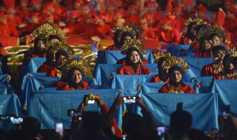 Sejumlah penari memainkan tari kreasi tradisional pada pembukaan Makassar International Eight Festival and Forum (F8) di Anjungan Pantai Losari, Makassar, Sulawesi Selatan, Rabu (7/9/2022) malam. Makassar International Eight Festival and Forum yang berlangsung hingga 11 September 2022 tersebut menjadi ajang promosi pariwisata, kesenian, budaya dan kuliner khas Makassar. 