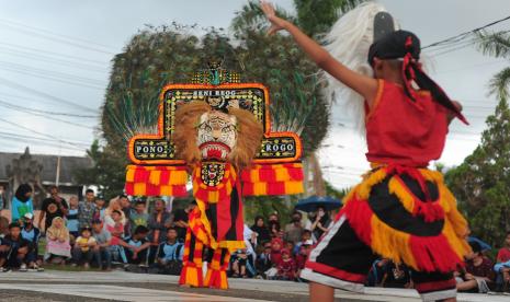 Sejumlah penari membawakan pertunjukkan Reog Ponorogo di halaman Museum Balaputradewa Sumatra Selatan, Selasa (16/8/2022). Pertunjukkan yang diselenggarakan bekerja sama dengan TVRI Palembang ini bertujuan untuk memperkenalkan kesenian Reog Ponorogo pada masyarakat. 