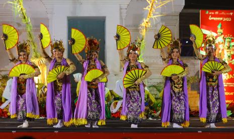 Sejumlah penari membawakan tarian Gandrung pada Festival Budaya Nusantara di Gesibu Blambangan, Banyuwangi, Jawa Timur, Rabu (1/6/2022). Festival yang digelar bertepatan dengan Hari Lahir Pancasila itu menampilkan berbagai budaya daerah seperti Kabupaten Jembrana, Pamekasan, Nias, Situbondo dan Lumajang untuk mempererat budaya nusantara sebagai pemersatu bangsa.