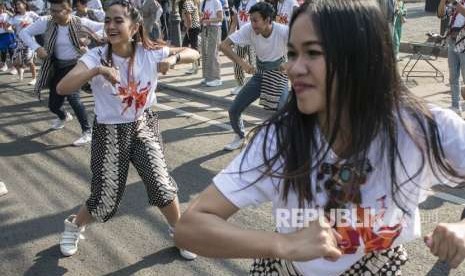 Sejumlah penari membawakan tarian kolaborasi modern dan tradisional dalam Flashmob Indonesia Menari 2018 di Bandung. (ilustrasi)