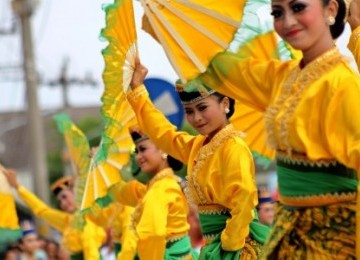  Sejumlah penari membawakan tarian kolosal yang mengisahkan penyebaran agama Islam di tanah Jawa saat pembukaan Pasar Malam Perayaan Sekaten (PMPS) Tahun Wawu 1945/2011 Masehi di kawasan ALun-ALun Utara, Yogyakarta, Rabu (28/12).